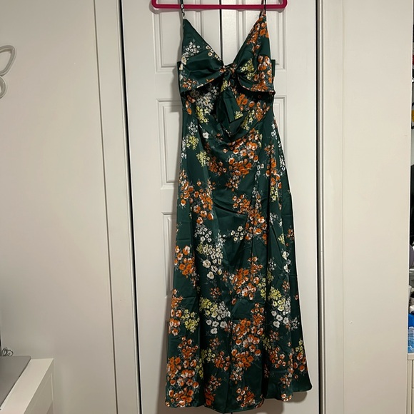 Dresses & Skirts - Long green dress with flower details